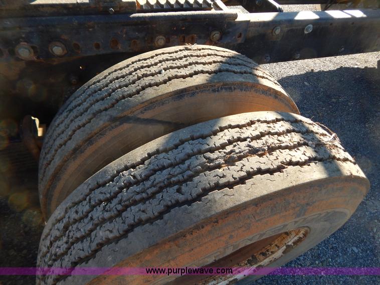 image for item B4821 1989 Mack R690ST semi truck