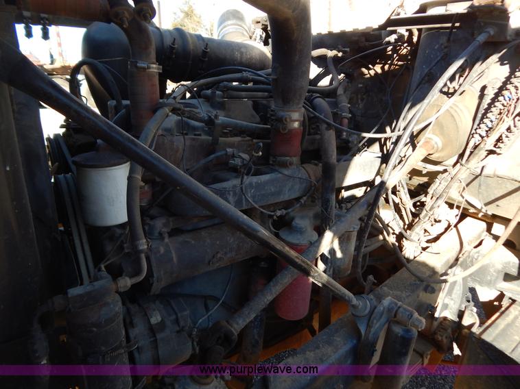 image for item B4821 1989 Mack R690ST semi truck