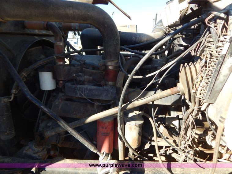 image for item B4821 1989 Mack R690ST semi truck