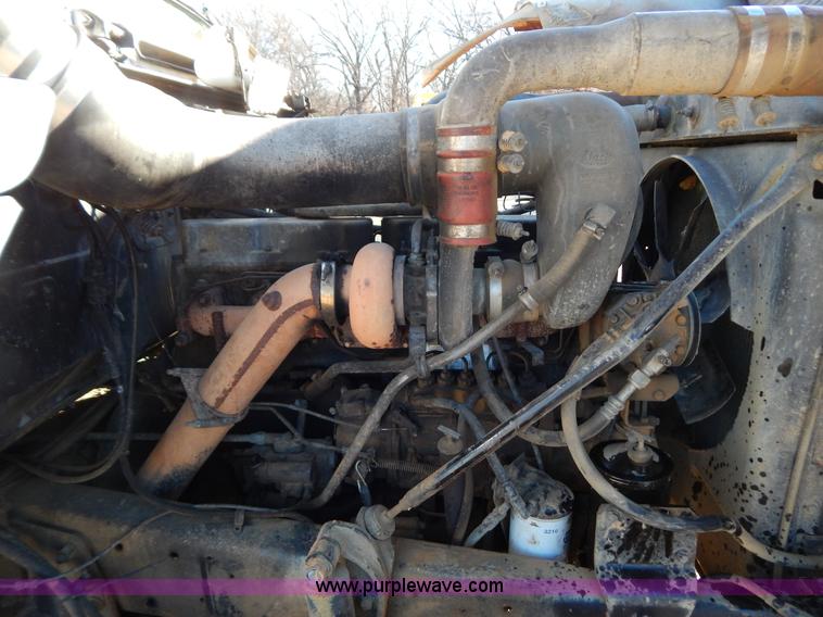 image for item B4821 1989 Mack R690ST semi truck