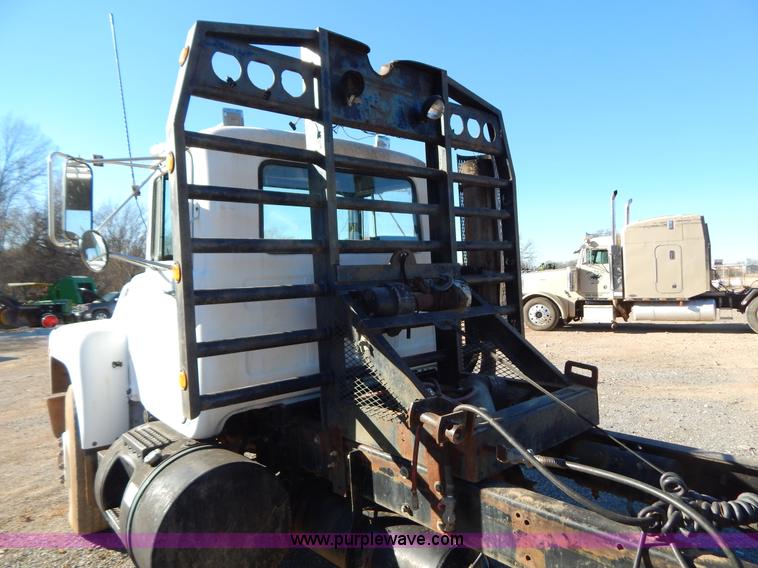 image for item B4821 1989 Mack R690ST semi truck