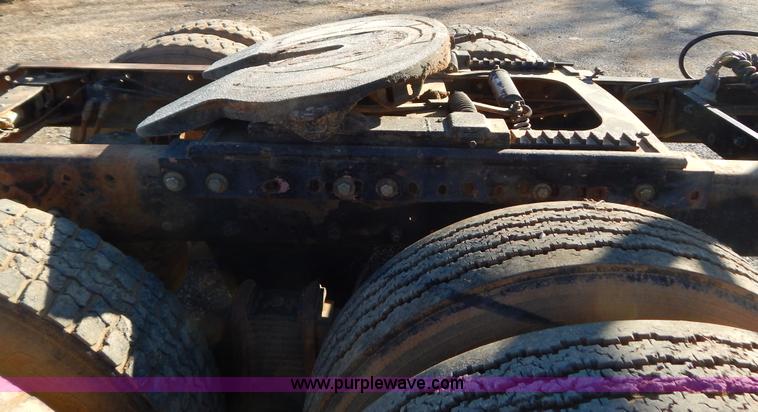 image for item B4821 1989 Mack R690ST semi truck