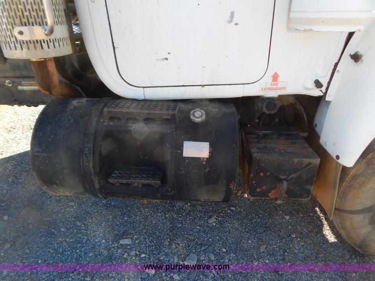 image for item B4821 1989 Mack R690ST semi truck