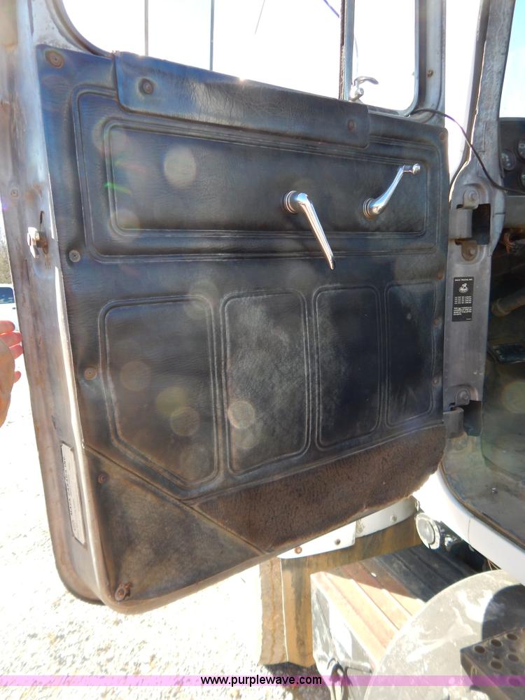 image for item B4821 1989 Mack R690ST semi truck