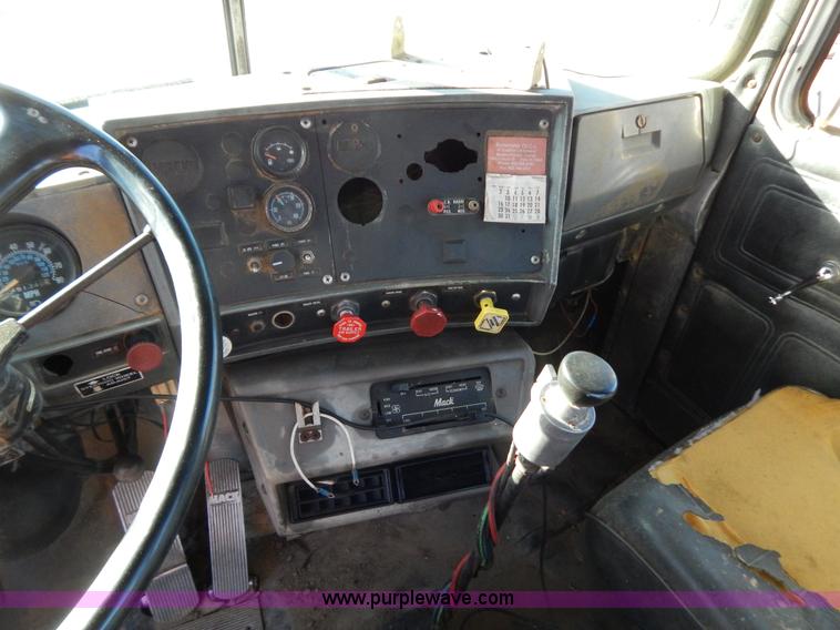 image for item B4821 1989 Mack R690ST semi truck