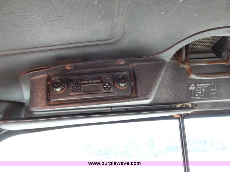 image for item B4821 1989 Mack R690ST semi truck