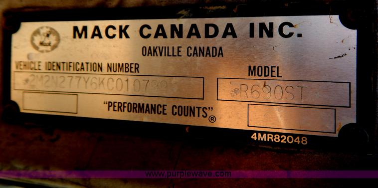 image for item B4821 1989 Mack R690ST semi truck