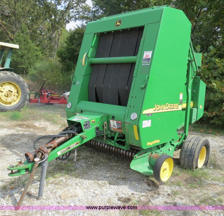 image for item B4822 2004 John Deere 467 round baler