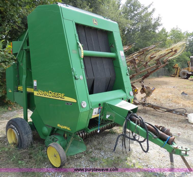 image for item B4822 2004 John Deere 467 round baler