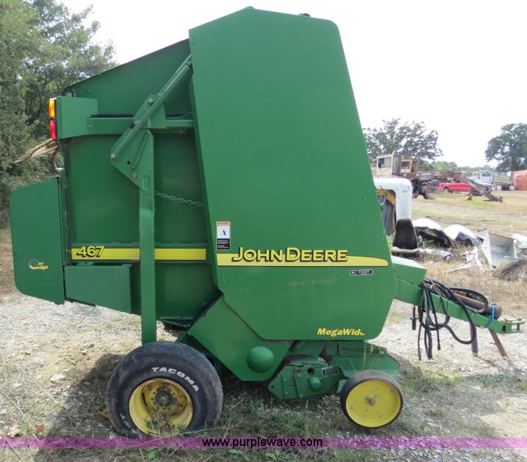 image for item B4822 2004 John Deere 467 round baler
