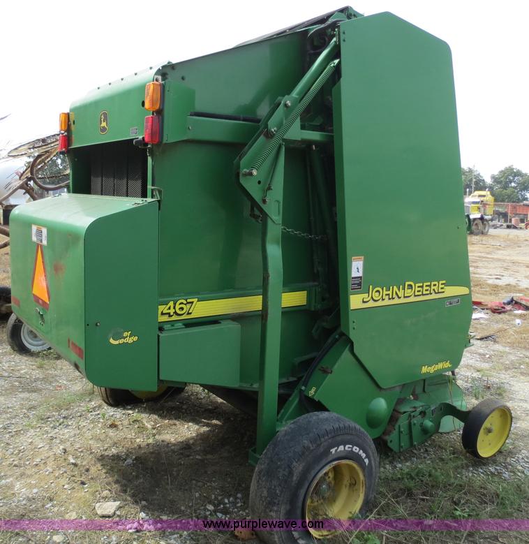 image for item B4822 2004 John Deere 467 round baler