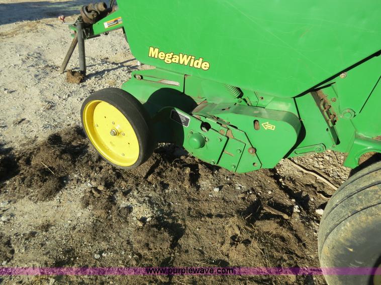 image for item B4822 2004 John Deere 467 round baler