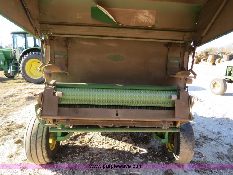image for item B4822 2004 John Deere 467 round baler