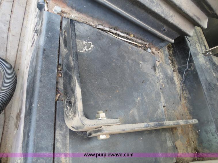 image for item B4822 2004 John Deere 467 round baler