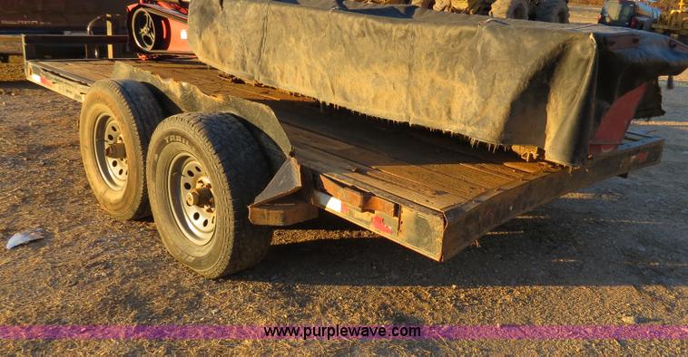 image for item B4830 2002 Diamond T flatbed trailer