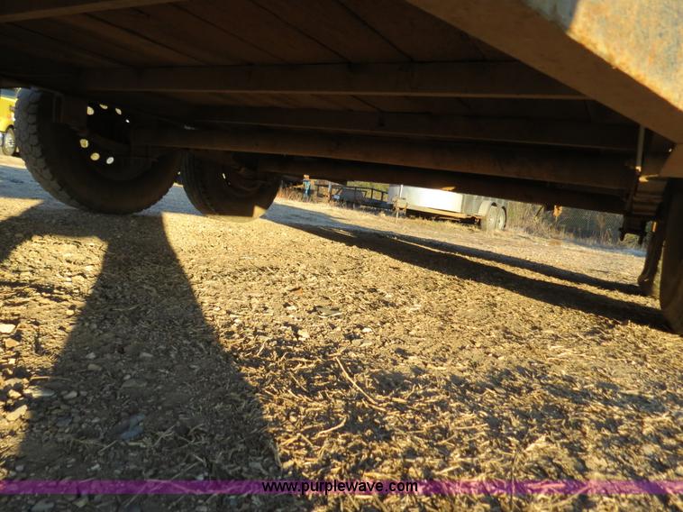 image for item B4830 2002 Diamond T flatbed trailer