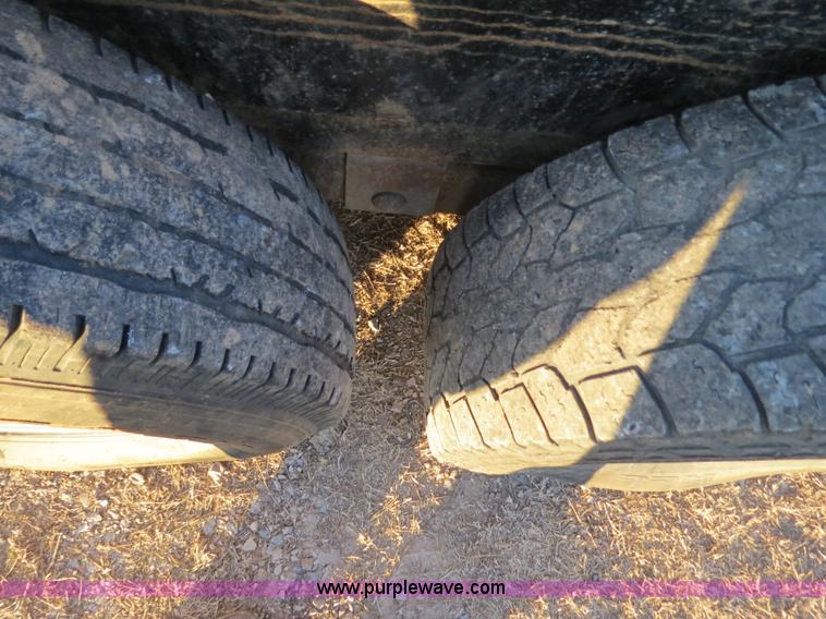 image for item B4830 2002 Diamond T flatbed trailer