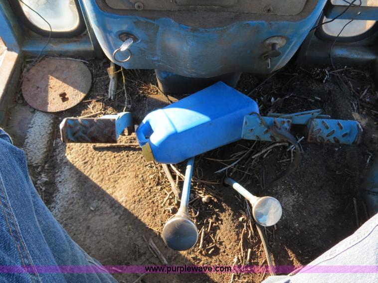 image for item B4834 1972 Ford 7000 tractor