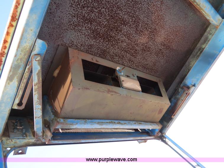 image for item B4834 1972 Ford 7000 tractor