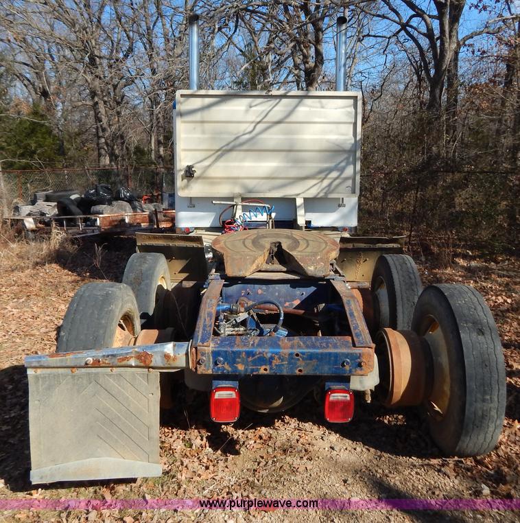 image for item B4836 1983 Peterbilt 359 semi truck