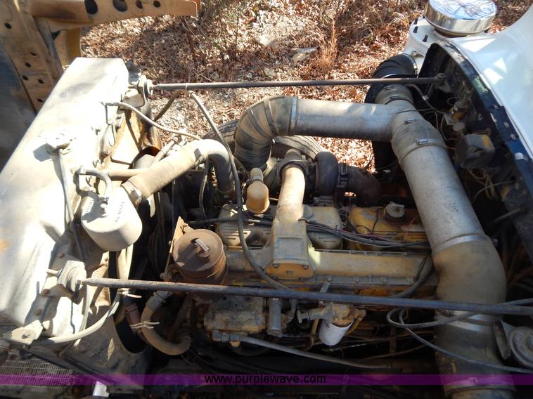 image for item B4836 1983 Peterbilt 359 semi truck