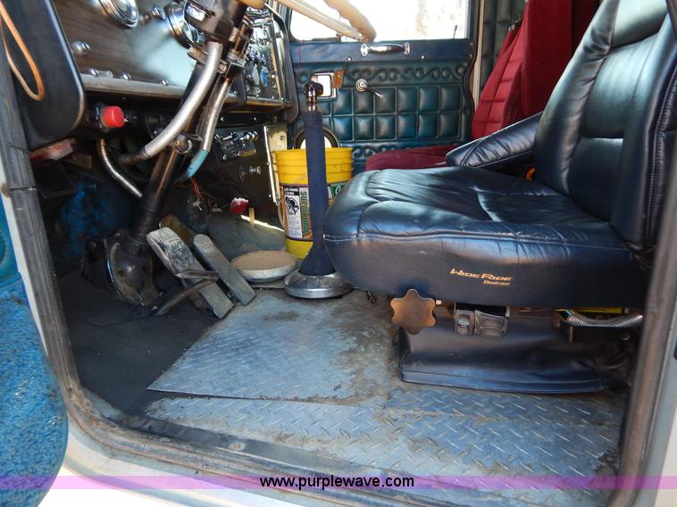 image for item B4836 1983 Peterbilt 359 semi truck