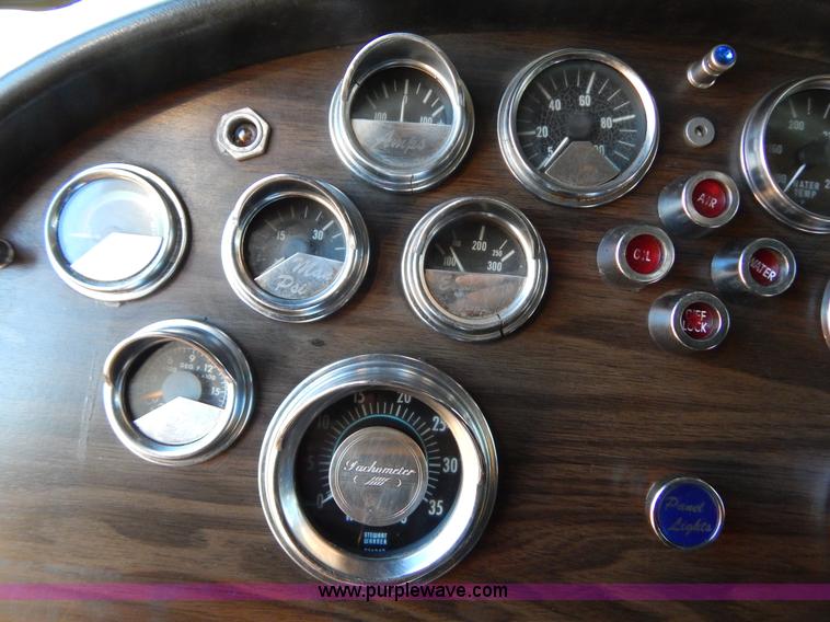 image for item B4836 1983 Peterbilt 359 semi truck