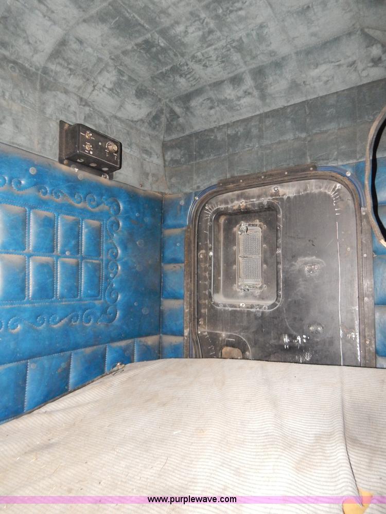 image for item B4836 1983 Peterbilt 359 semi truck