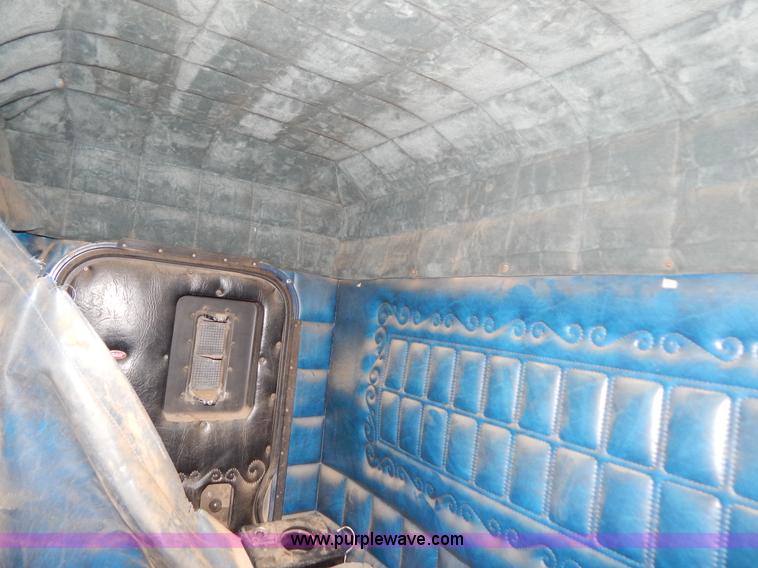 image for item B4836 1983 Peterbilt 359 semi truck