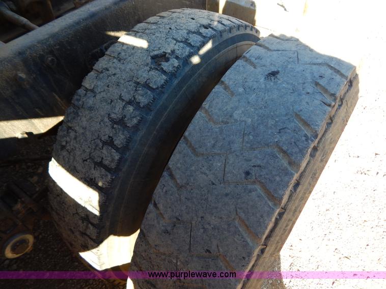 image for item B4838 1998 Peterbilt 379 semi truck