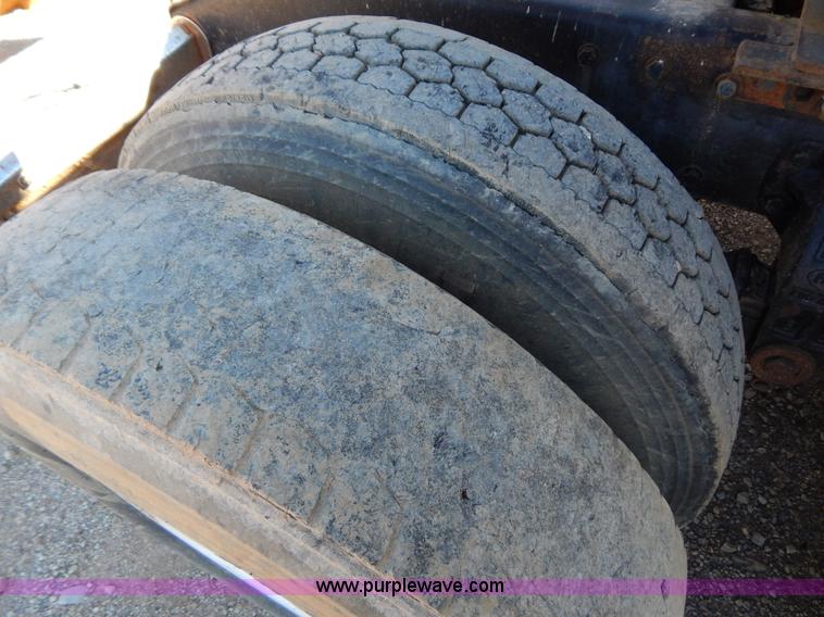 image for item B4838 1998 Peterbilt 379 semi truck