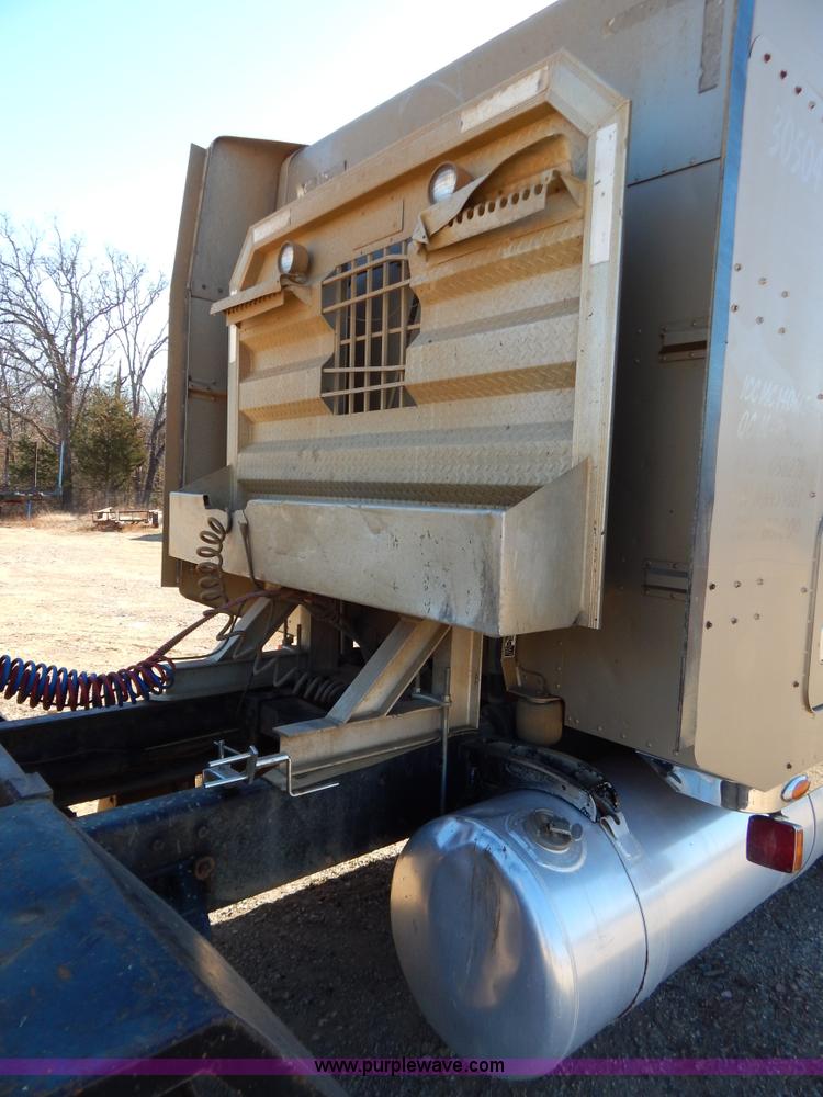 image for item B4838 1998 Peterbilt 379 semi truck