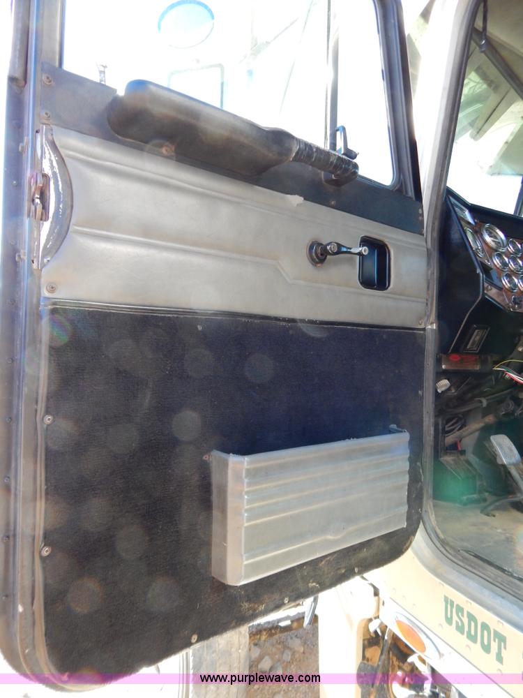 image for item B4838 1998 Peterbilt 379 semi truck