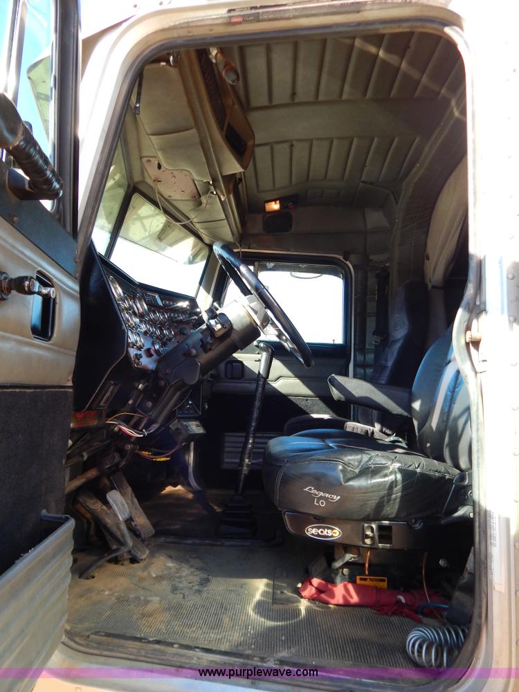 image for item B4838 1998 Peterbilt 379 semi truck