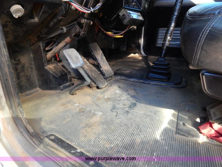 image for item B4838 1998 Peterbilt 379 semi truck