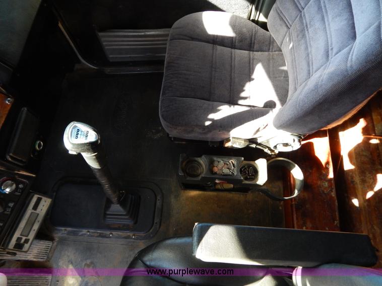 image for item B4838 1998 Peterbilt 379 semi truck