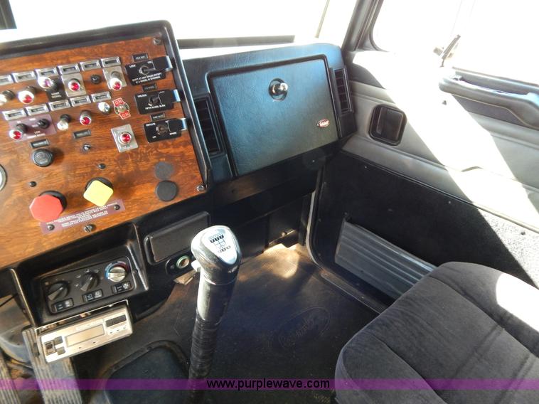 image for item B4838 1998 Peterbilt 379 semi truck