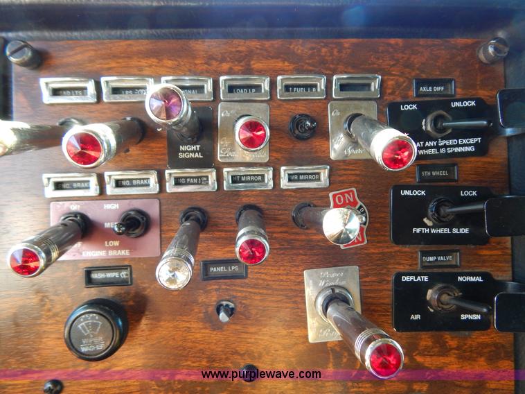 image for item B4838 1998 Peterbilt 379 semi truck