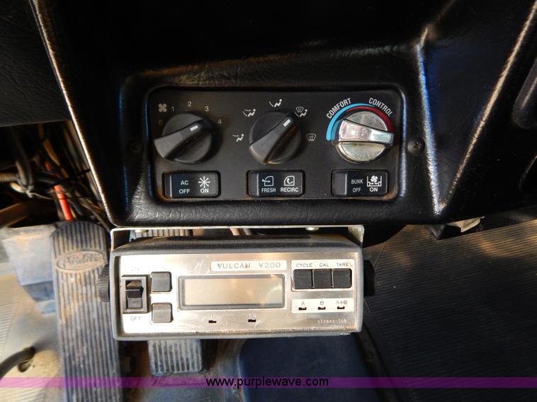 image for item B4838 1998 Peterbilt 379 semi truck