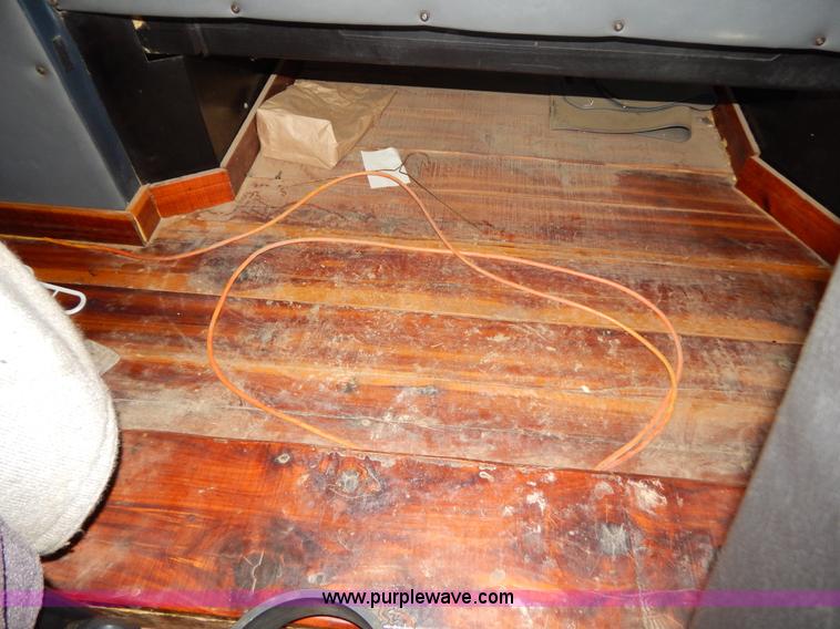 image for item B4838 1998 Peterbilt 379 semi truck