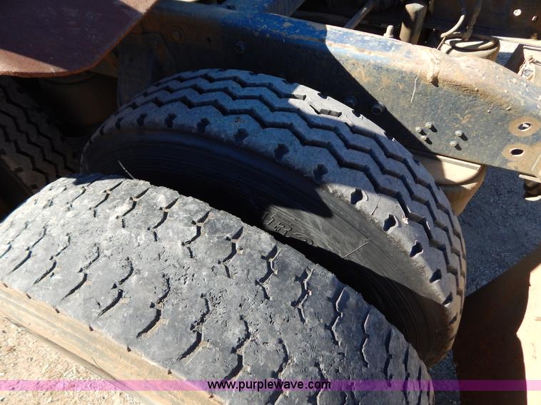 image for item B4850 1988 Peterbilt 379 semi truck