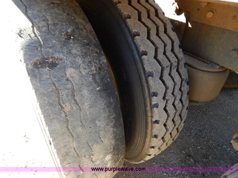 image for item B4850 1988 Peterbilt 379 semi truck