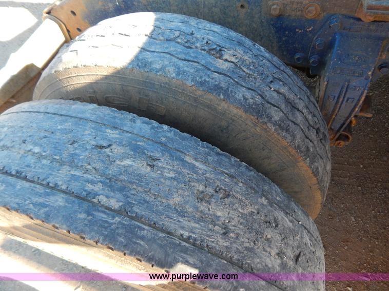 image for item B4850 1988 Peterbilt 379 semi truck