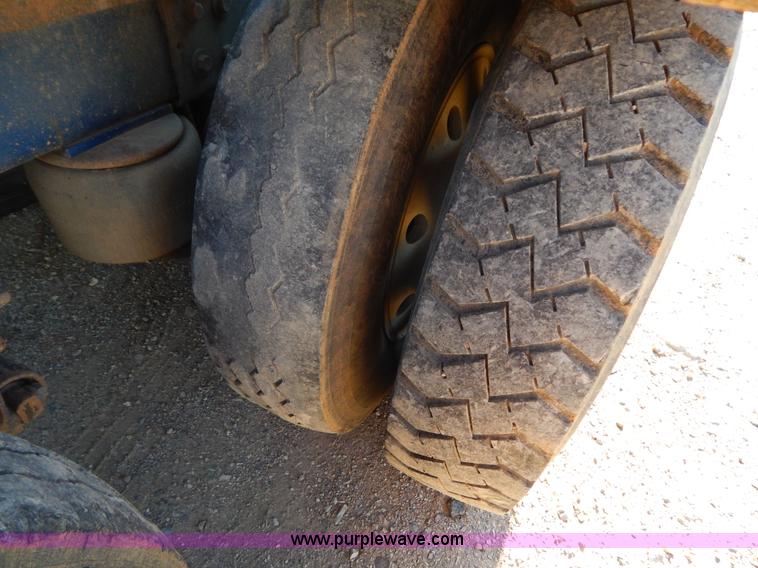 image for item B4850 1988 Peterbilt 379 semi truck