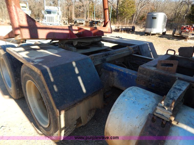 image for item B4850 1988 Peterbilt 379 semi truck