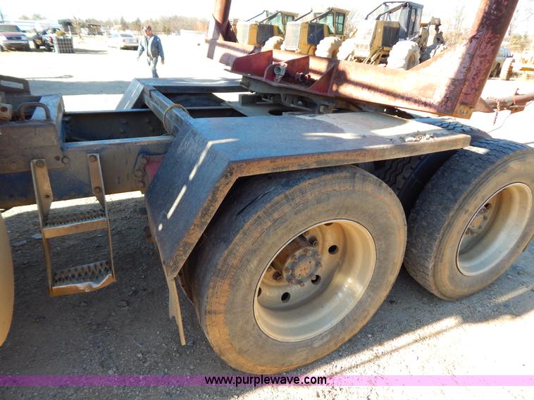 image for item B4850 1988 Peterbilt 379 semi truck