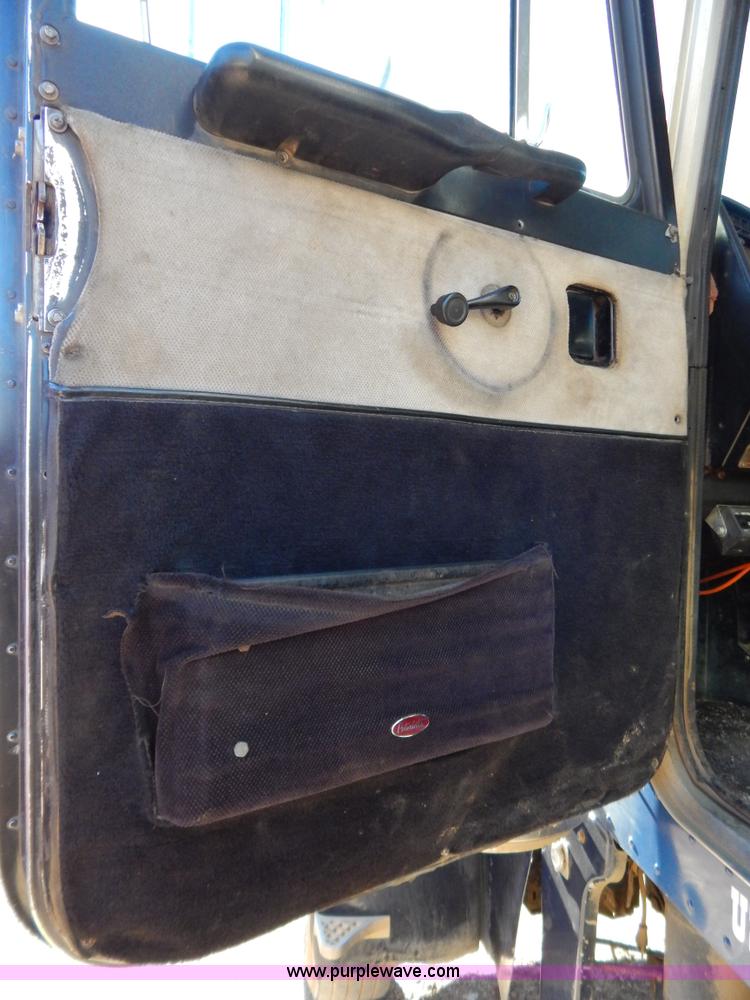 image for item B4850 1988 Peterbilt 379 semi truck