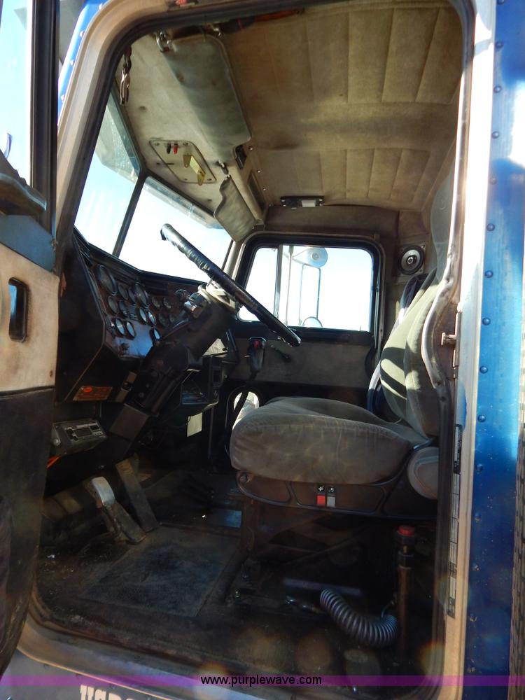 image for item B4850 1988 Peterbilt 379 semi truck