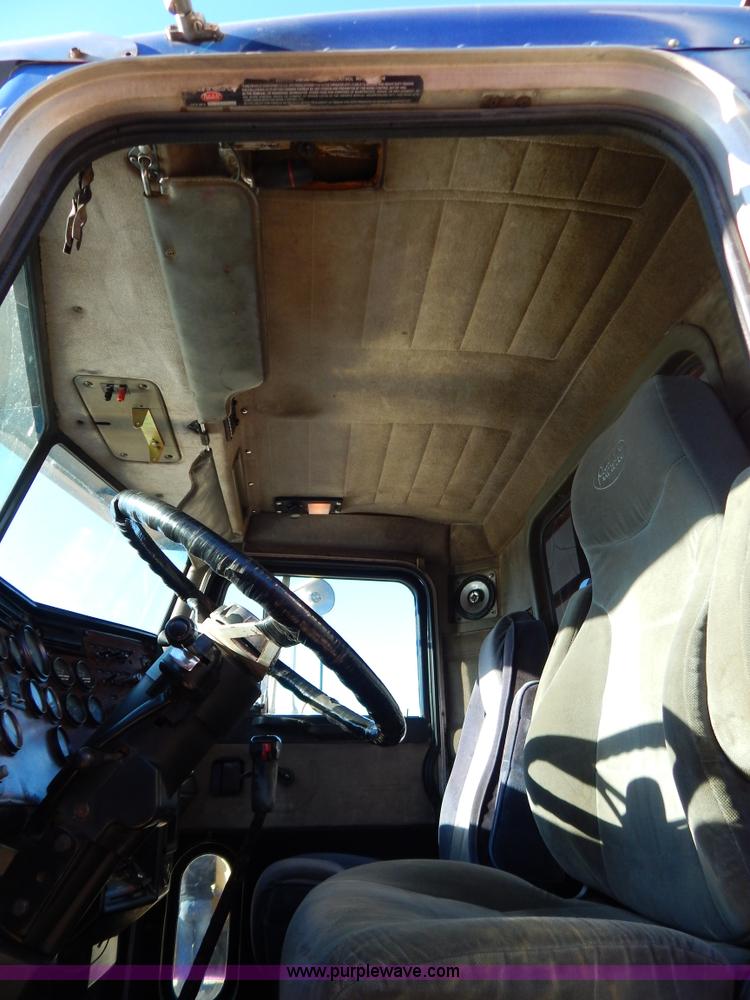 image for item B4850 1988 Peterbilt 379 semi truck