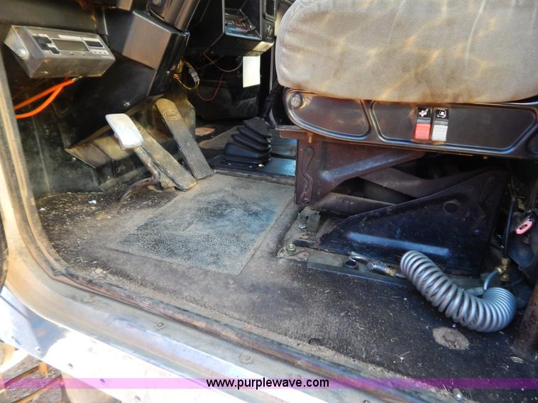 image for item B4850 1988 Peterbilt 379 semi truck